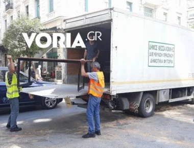 Θεσσαλονίκη: Δημοτικά συνεργεία σηκώνουν παράνομα τραπεζοκαθίσματα στα Λαδάδικα (βίντεο)
